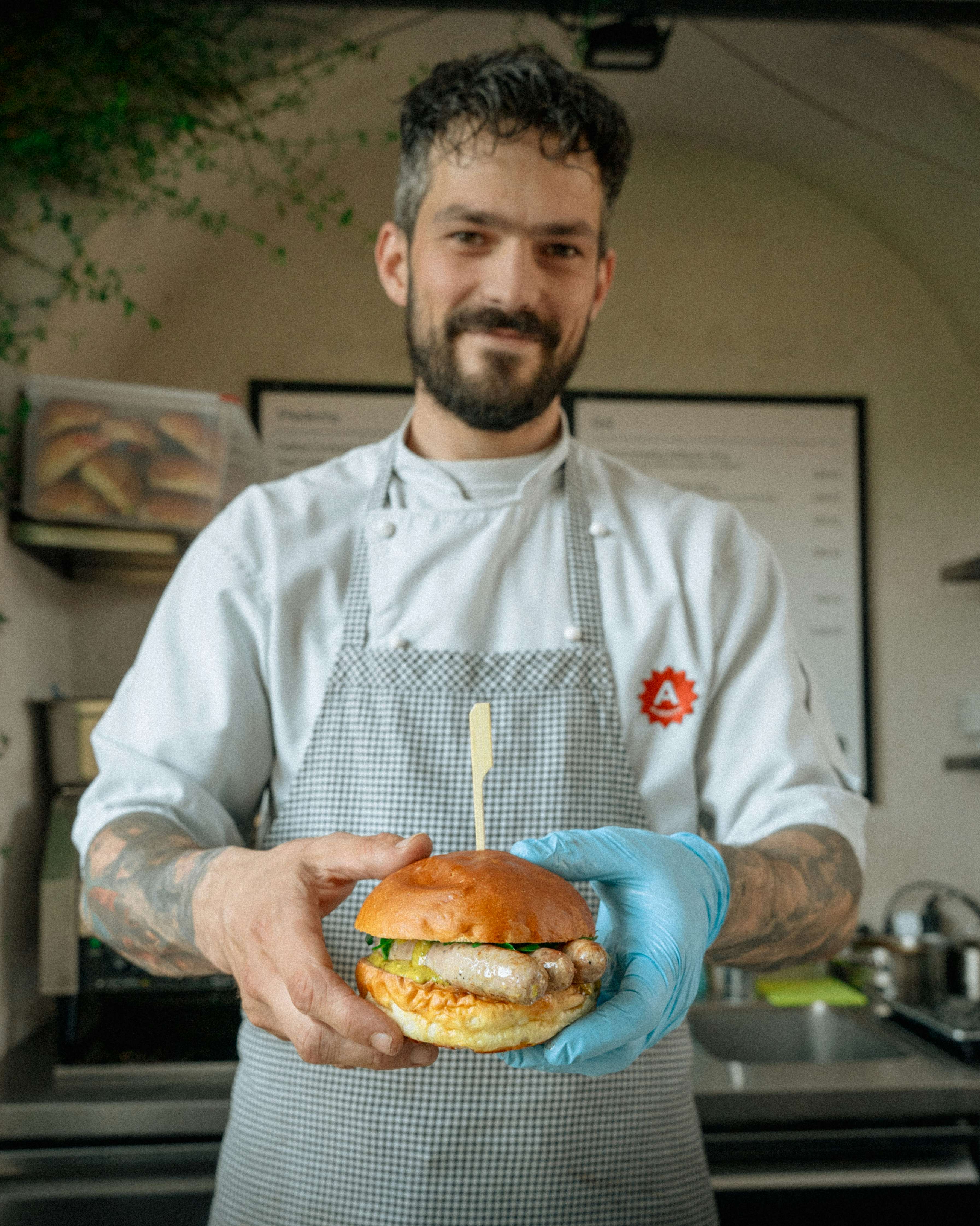 Raději klobásku, nebo hamburger? A co takhle oboje v jednom!